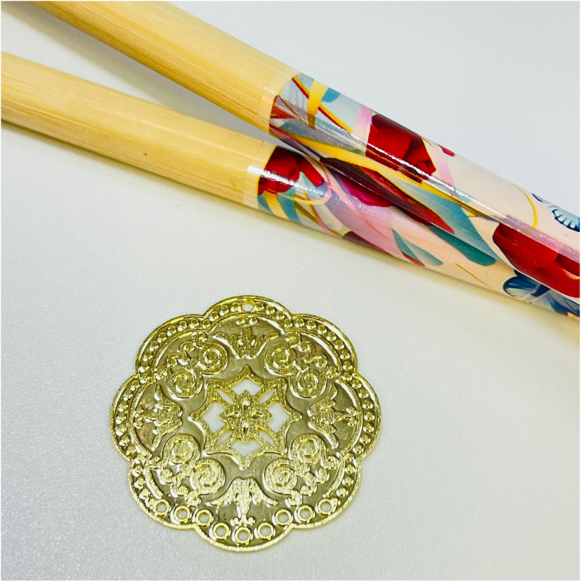 FO1014 Figura mandala redonda irregular estampada en relieve 9 perforaciones dia 28 mm Figura Baño Oro Figuras Bañadas hecho de Bronce Bañado en Oro 18K Joyas Bañadas en Oro